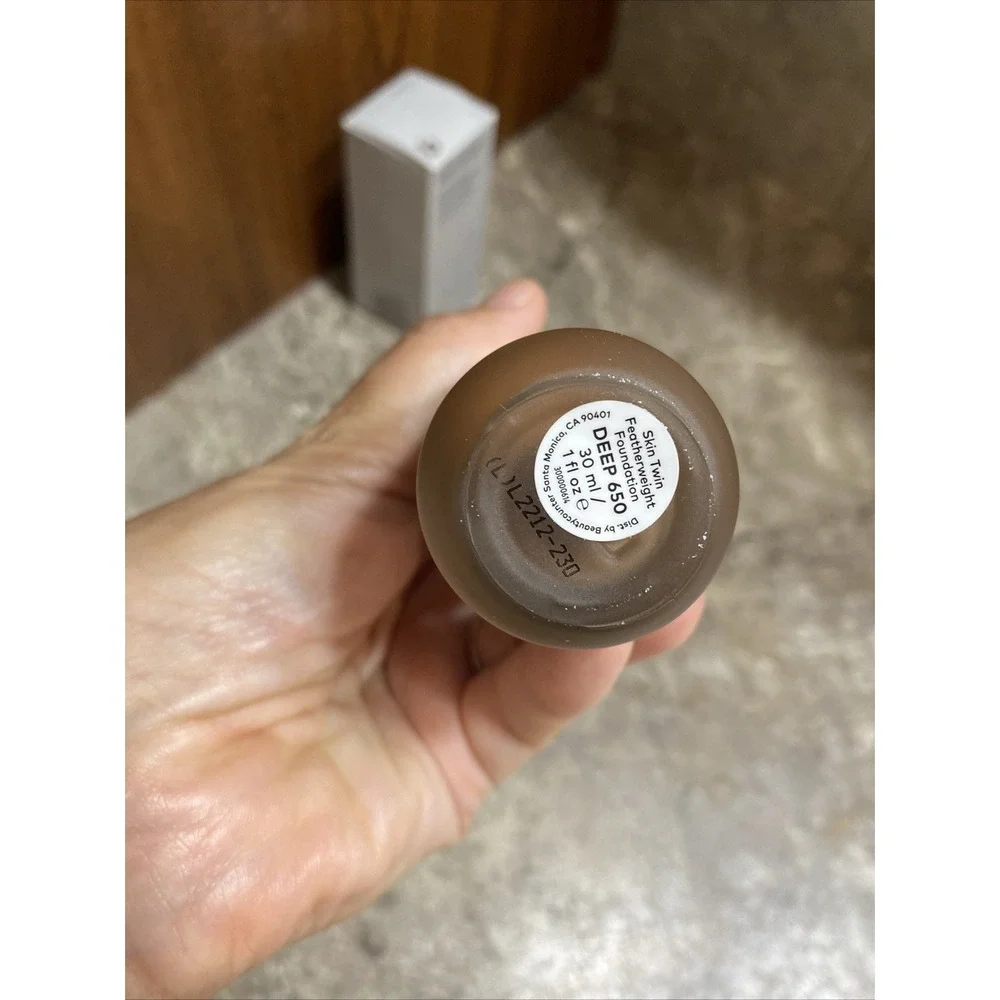 BNIB BEAUTYCOUNTER Skin Twin Featherweight Foundation 1 fl oz Each‎ Deep 650